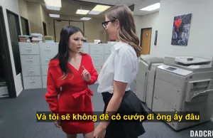Bố dượng may mắn chịch cùng lúc tí tẹo và em trợ lý riêng